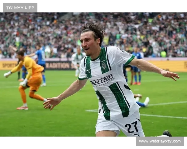 门兴主场球迷声势浩大,塔巴科维奇进球后滑跪庆祝